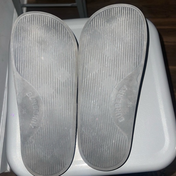 Burberry
lettering logo flat slides size 5 - Picture 4 of 5
